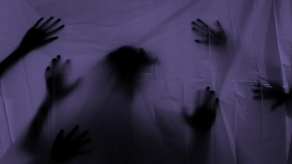 새벽 4시, 아파트 CCTV에 찍힌 하얀 형체