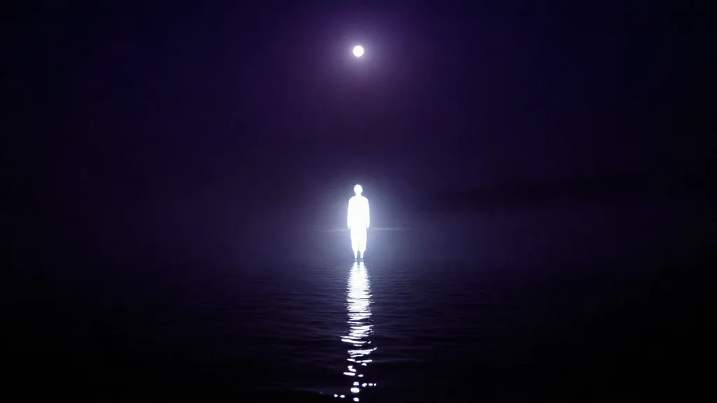 저수지에서 낚시하다 물 위를 걷는 하얀 형체를 봤습니다