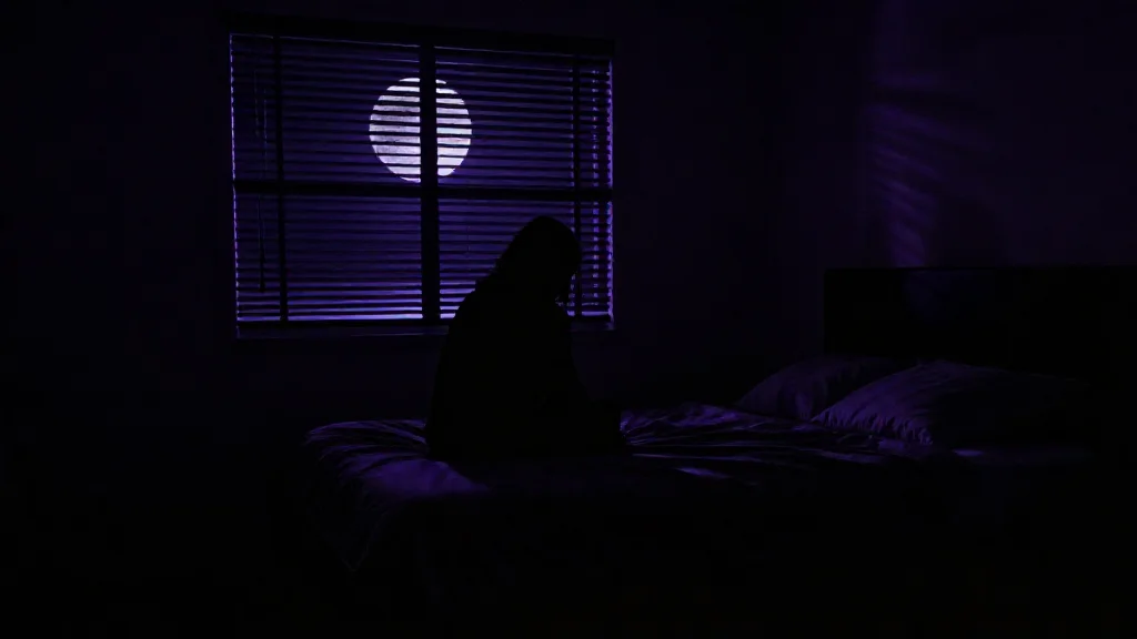 가위에 눌린 채 들은 귓속말... '아직 잘 시간이 아니야'
