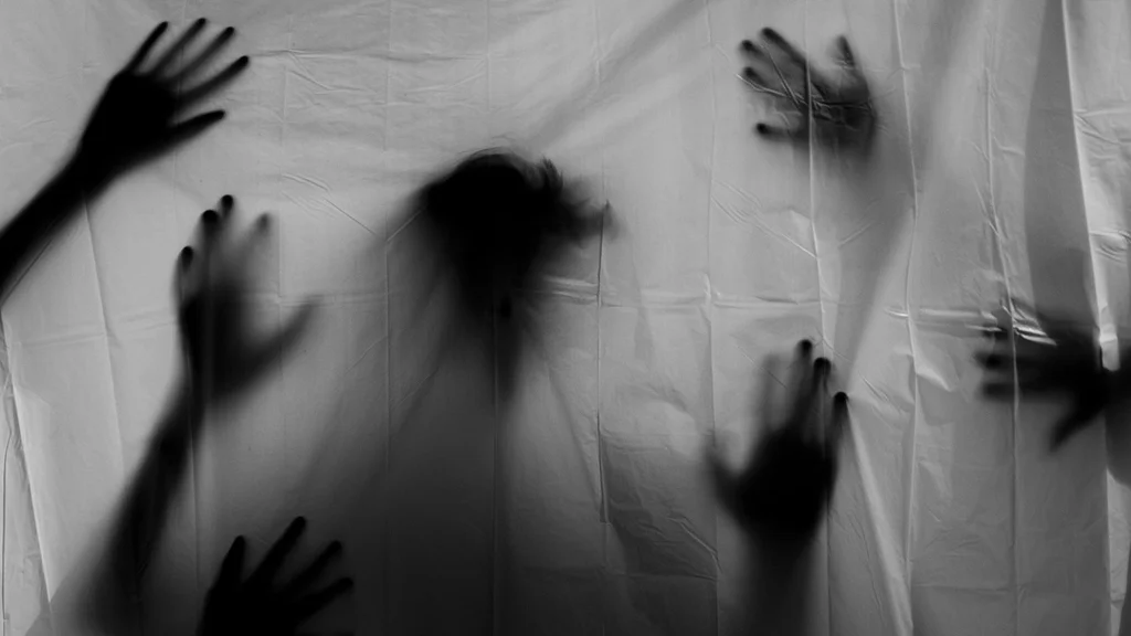 새벽 3시 편의점 단골손님, 그의 발은 바닥에 닿아 있지 않았다