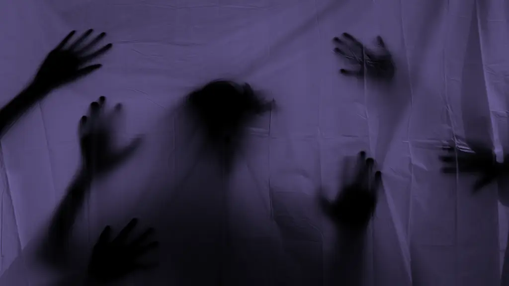 새벽 4시, 아파트 CCTV에 찍힌 하얀 형체