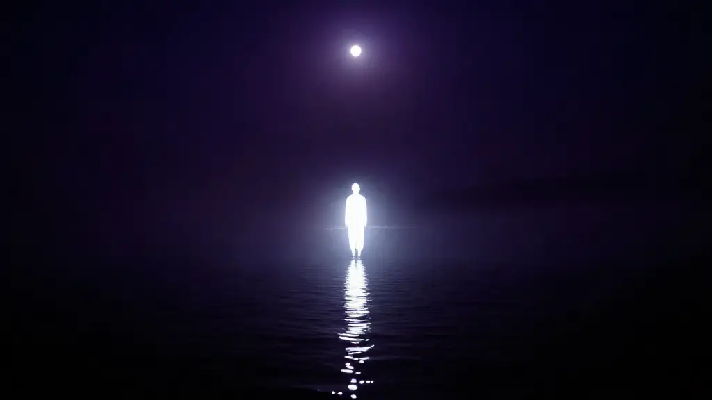 저수지에서 낚시하다 물 위를 걷는 하얀 형체를 봤습니다