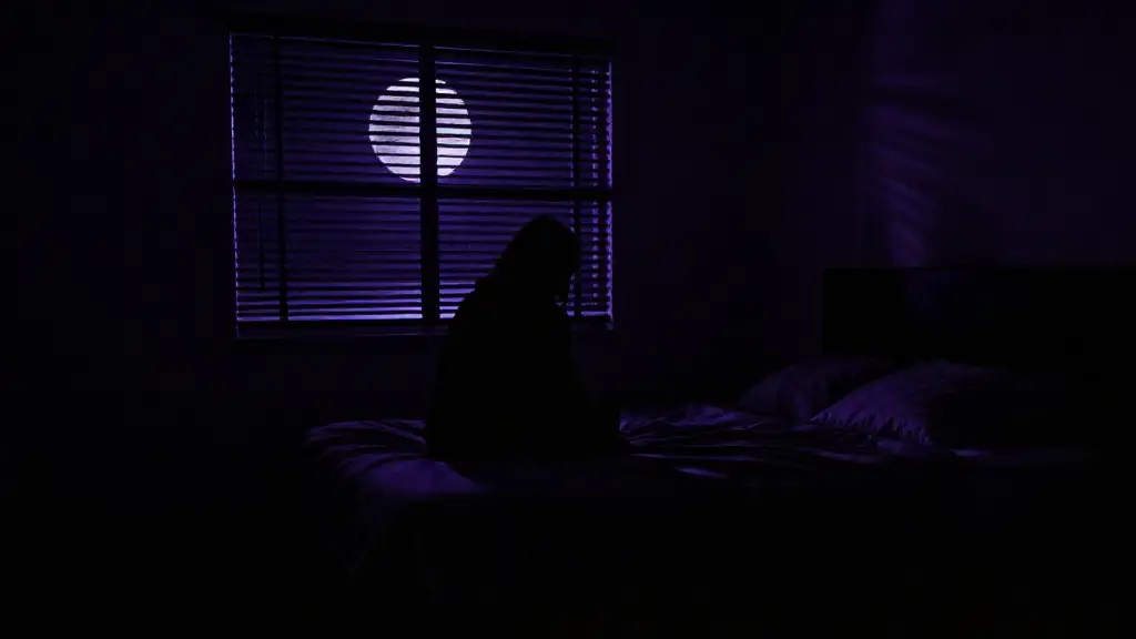가위에 눌린 채 들은 귓속말... '아직 잘 시간이 아니야'