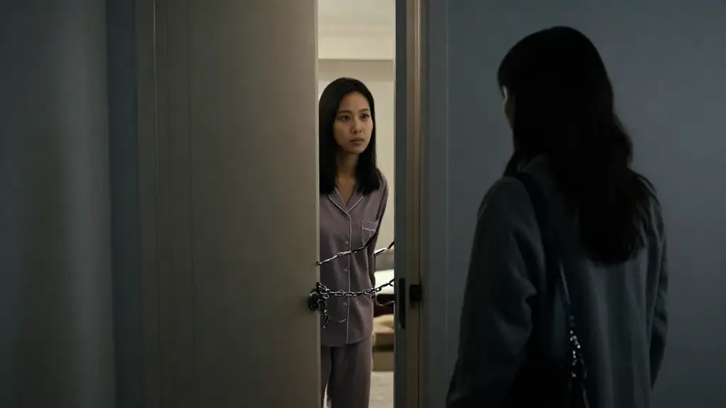 체인이 걸린 현관 안쪽에서, 나와 똑같은 얼굴이 기다리고 있었다