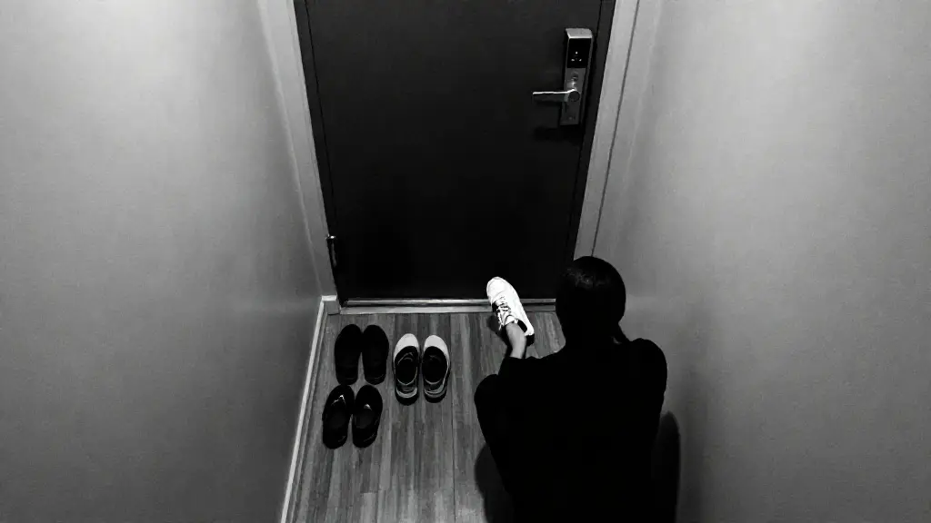 원룸 현관의 신발은 밤마다 문 쪽을 향해 놓였다, 새벽 3시 11분 홈캠에 찍힌 것