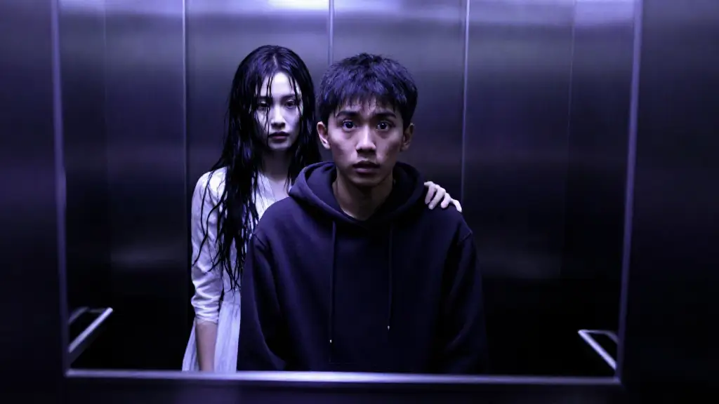 밤 11시 넘어 엘리베이터 거울에 비친 하얀 원피스, 절대 뒤돌아보면 안 된다