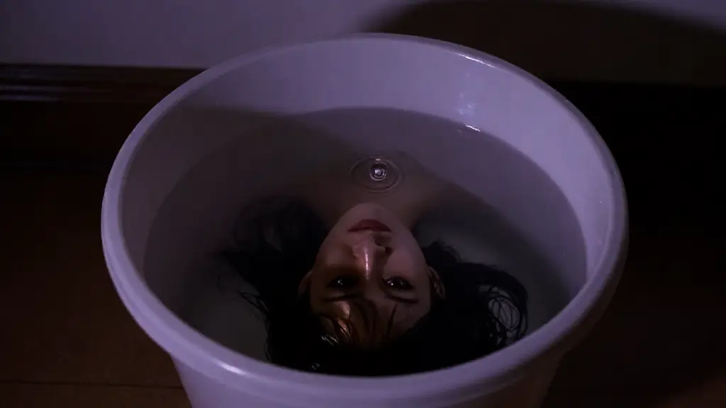 최상층 안방 천장에서 새벽 2시 40분마다 물이 떨어졌다, 양동이 수면엔 얼굴이