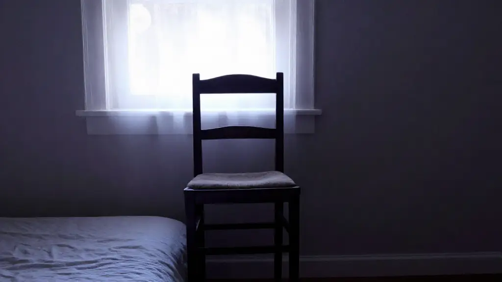 중고로 산 나무 의자는 매일 밤 20센티미터씩 침대로 다가왔다